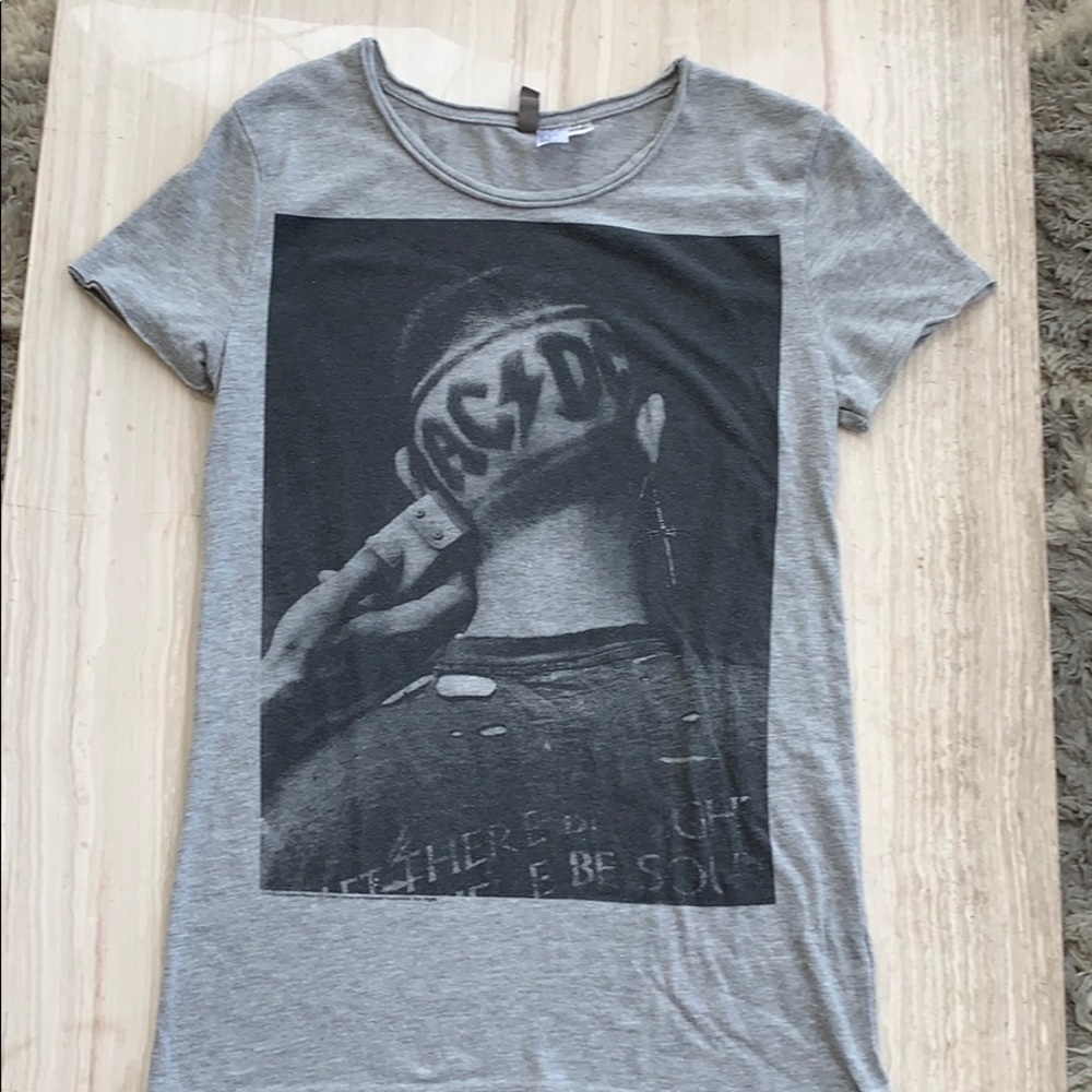 Gray and black graphic T